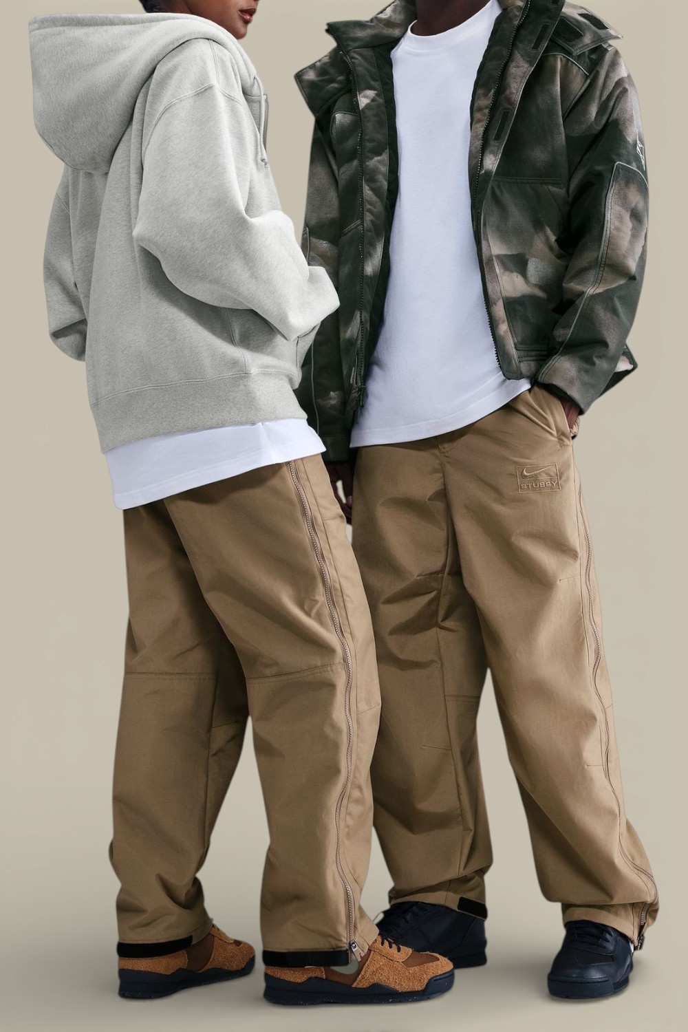 תמונת כל הלוק של מכנסיים בגזרה משוחררת נייקי X סטוסי